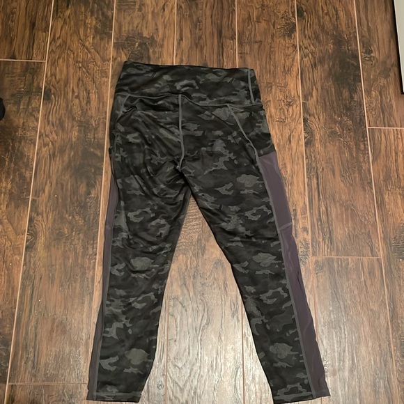 Fabletics camo capris. Barely worn. Size medium with pockets - Picture 6 of 6